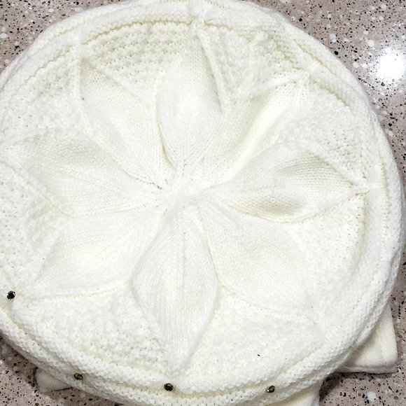 Winter Beanie.& Gloves. - Picture 2 of 10